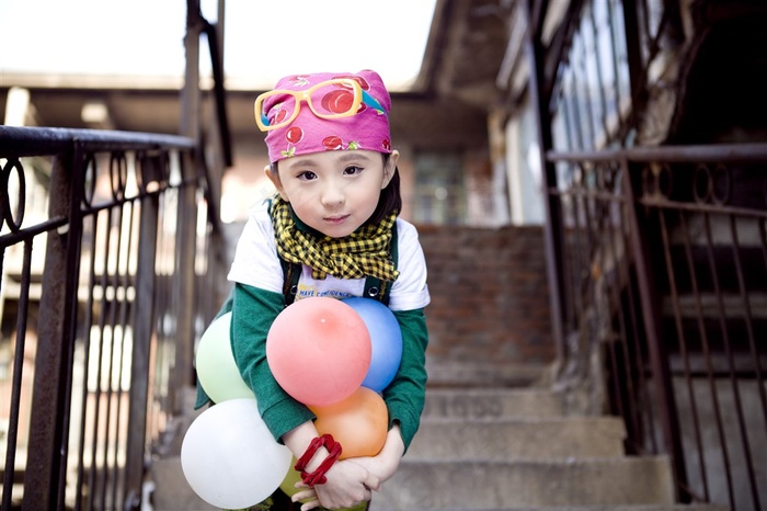 欢乐童年小女孩高清图片