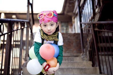 欢乐童年小女孩高清图片