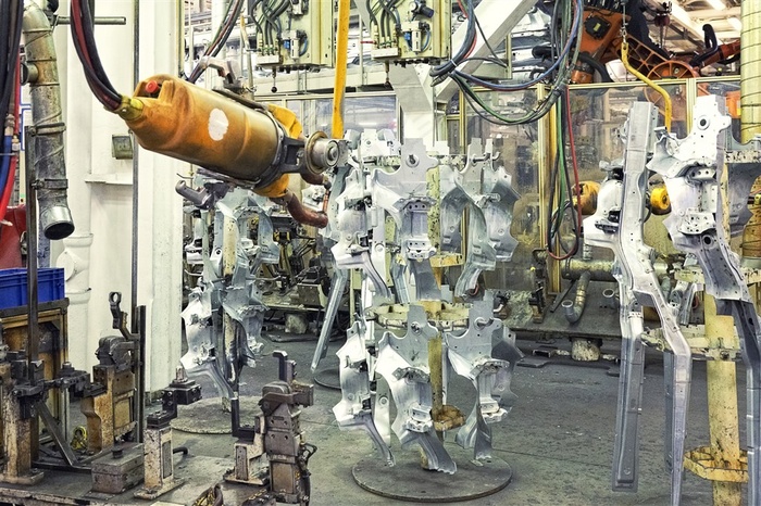 制作汽车的生产车间
