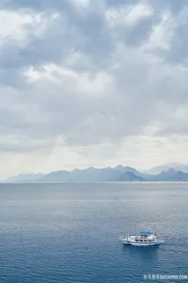 阴天云雾轮船货轮图片 阴天云雾轮船货轮图片