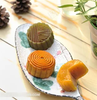 瓷盘中的中秋节月饼图片 瓷盘中的中秋节月饼图片