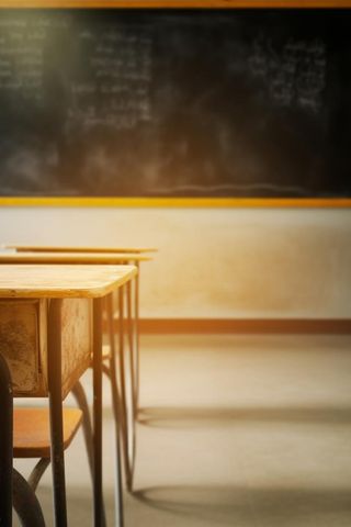 教室桌椅黑板温馨光海报背景
