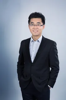 戴着眼镜灰色男性证件照