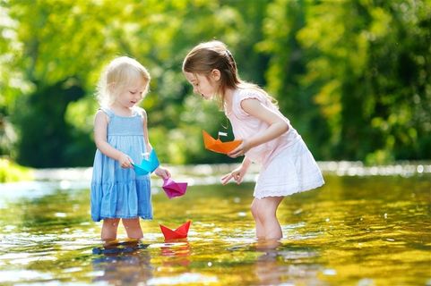 在河边玩耍的孩童高清摄影图 在河边玩耍的孩童高清摄影图