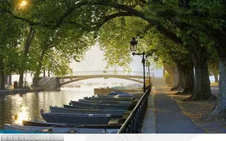 小河边的船只、小桥和林荫小路