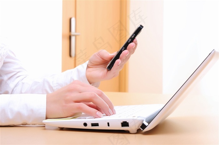 边看手机边打字的工作人员