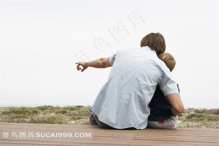 亲子宣传广告画册 父亲抱着孩子背影图