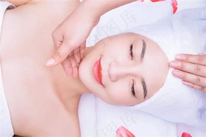 做头部按摩的美女精美图