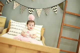 在床上看着远方的可爱幼儿