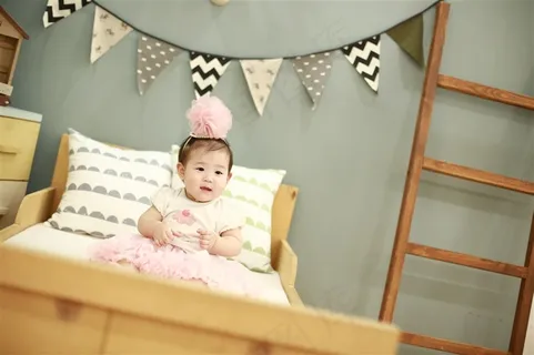 在床上看着远方的可爱幼儿 在床上看着远方的可爱幼儿