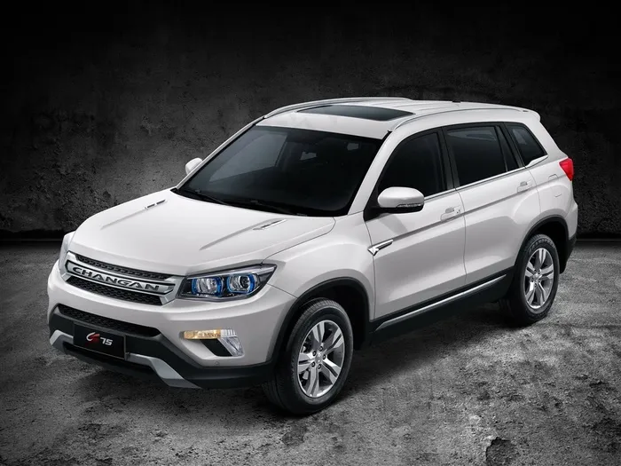 白色的长安CS75静态展示