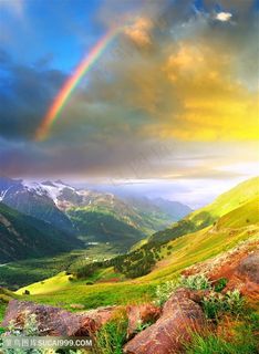 美丽山坡上的彩虹