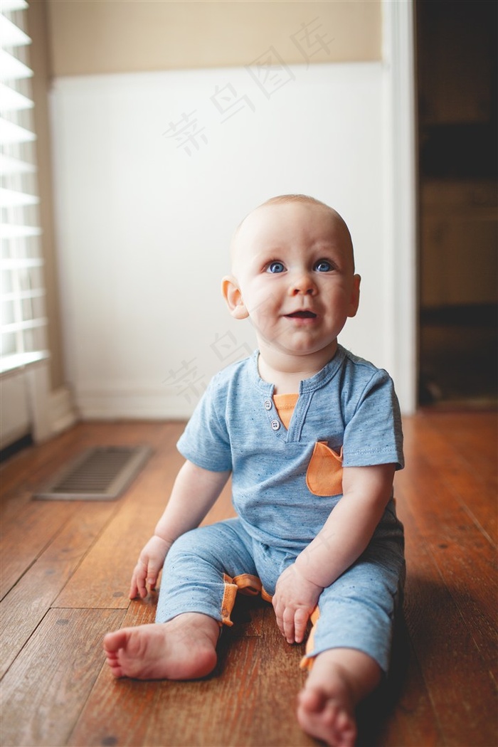 坐在地板上的宝宝高清图片