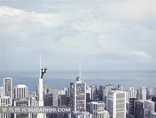 站摩天楼顶的男人创意摄影高清图片素材