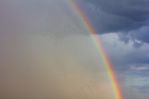 雨后天空彩虹局部图片