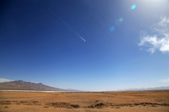 秋季蓝天下美丽的平原摄影图片