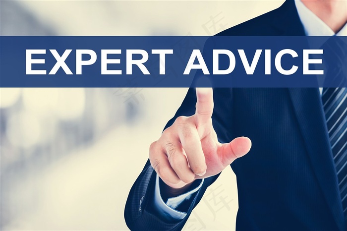 西装男人和英文字母