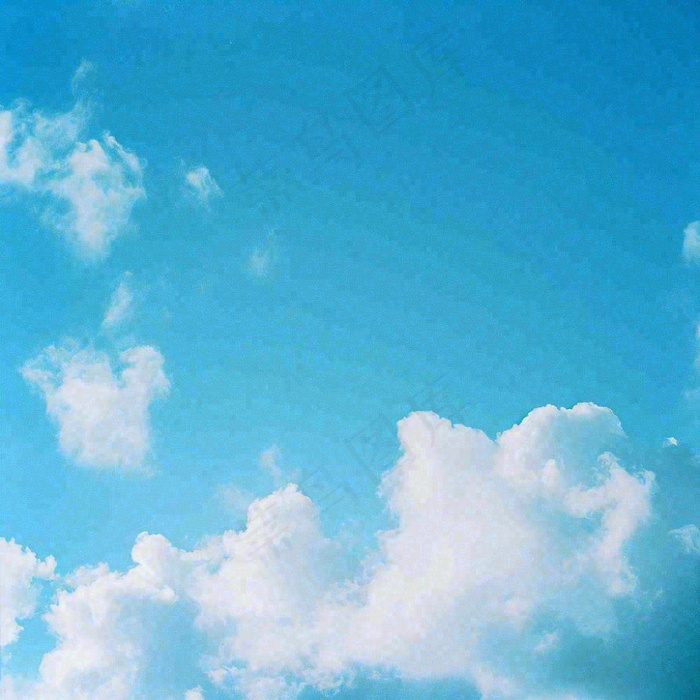 蓝色天空白云简约摄影图