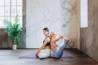 背对背练瑜伽动作图片