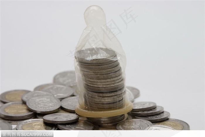 两性计生-套着钱币的避孕套