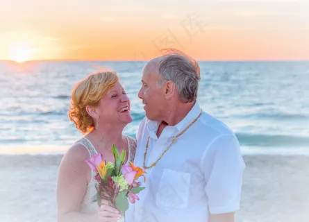 幸福黄昏恋沙滩婚礼图片