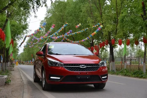 林荫小道的汽车