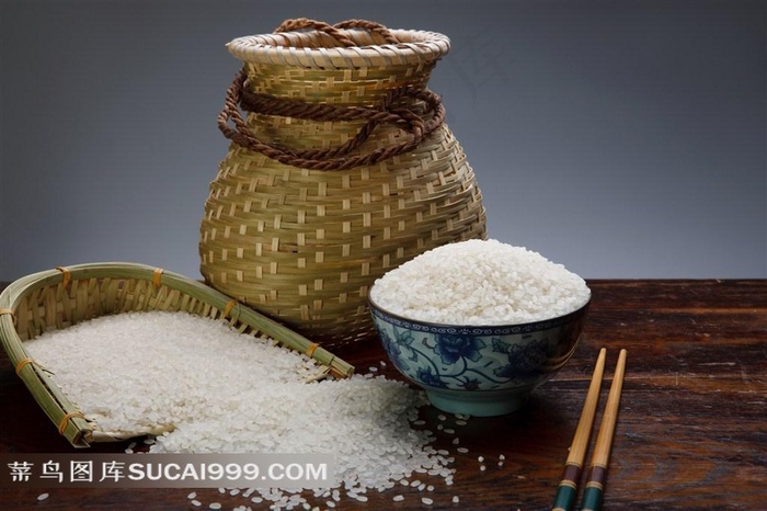 簸箕里的大米图片