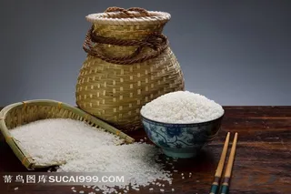 簸箕里的大米图片