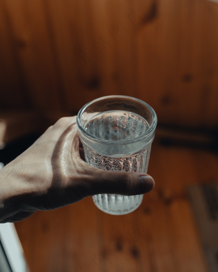 手里拿着一杯白开水图片