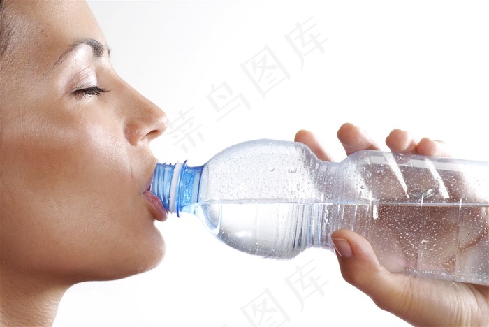人正在喝矿泉水