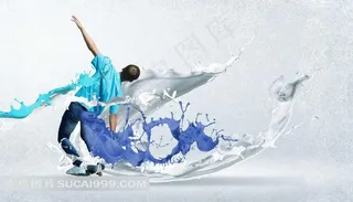 水花飞溅中滑板帅哥图片