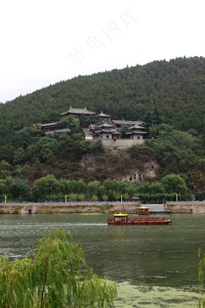 山上的古建筑群及江面上的游轮