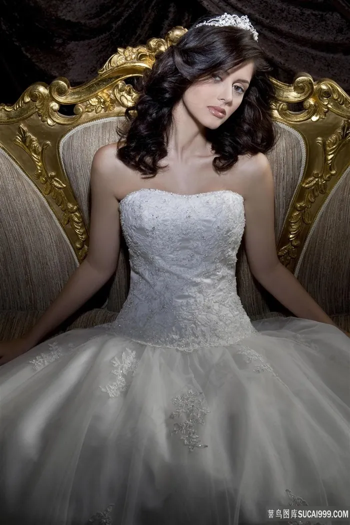 坐在豪华沙发上的气质美女图片