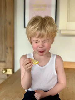 被柠檬酸到的小孩表情图片 被柠檬酸到的小孩表情图片