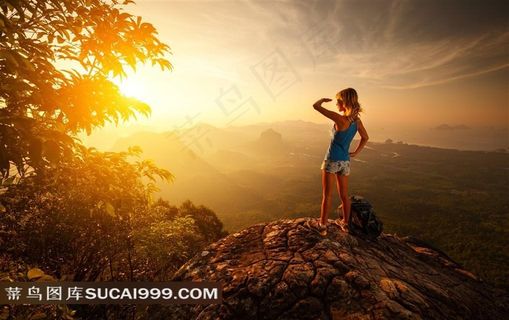 登山望远的美女高清图片 登山望远的美女高清图片