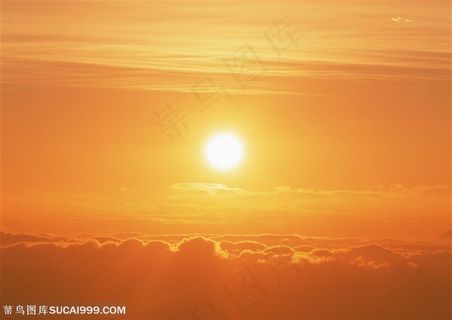 天空上云层中的太阳