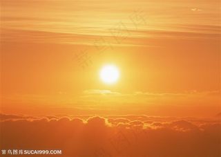天空上云层中的太阳