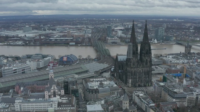 德国河边的大教堂