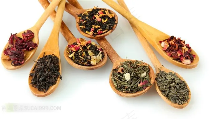 放在木勺里的茶叶