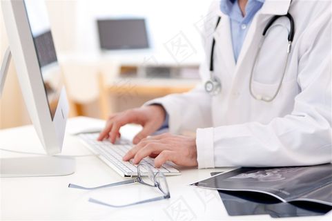 在键盘上打字的手高清素材图片