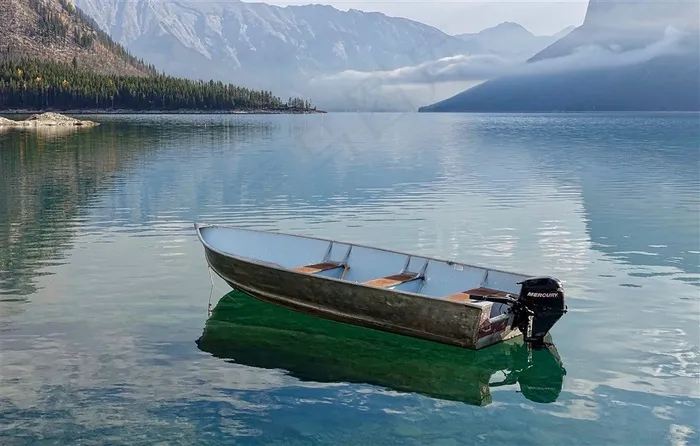 湖泊上的船只