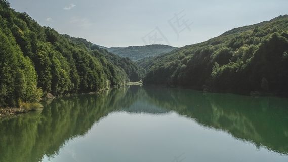 群山环绕山水湖泊图片