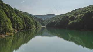 群山环绕山水湖泊图片