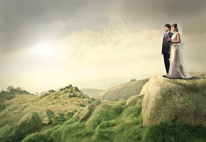 一对站在山上的新人