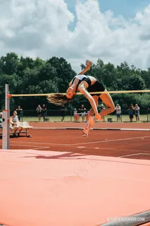 运动会美女跳高图片