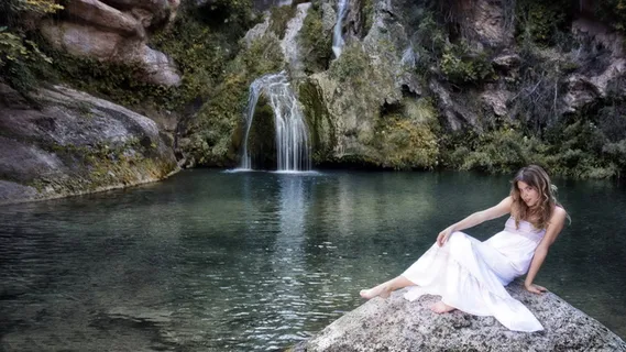 山水风景美女人体写真图片