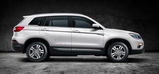 白色的长安CS75静态展示