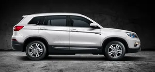 白色的长安CS75静态展示