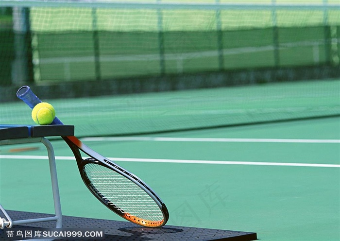 体育运动-椅子上的球拍与网球