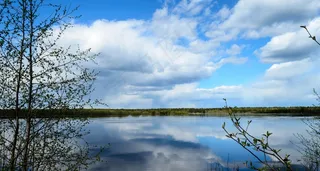 蓝天白云湖泊风景图片